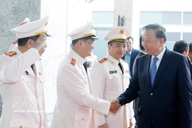 越共中央总书记走访慰问公安部安全调查局干部战士。图自越通社