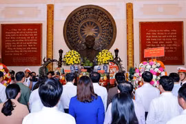 越南国会主席陈青敏上香缅怀部长会议主席范雄和政府总理武文杰。图自越通社