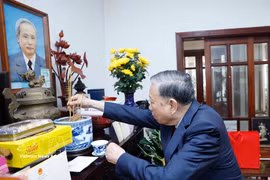 越共中央总书记苏林上香缅怀范文同总理。图自越通社