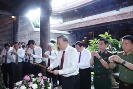 胡志明主席诞辰135周年：越共中央总书记苏林在乂安省敬香缅怀胡志明主席