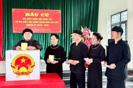 北江省安乐乡那奥村（Nà Ó）岱族同胞兴高采烈地参加投票。图自越通社