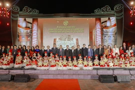 河内市人民委员会在文庙-国子监文化科学活动中心举行仪式，接受联合国教科文组织全球学习型城市网络成员证书。图自越通社