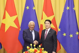 越南国家主席梁强与欧洲理事会主席安东尼奥·科斯塔。图自越通社
