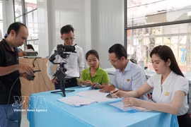 中小企业在金瓯省报及广播电视台数字平台上宣传推介产品。图自越通社