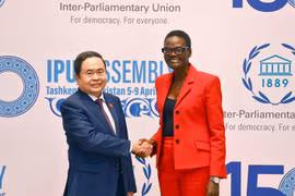 越南国会主席陈青敏分别会见了世界议会联盟主席图莉娅·阿克松。图自越通社