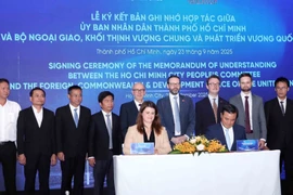 胡志明市人民委员会与英国外交和联邦事务部在胡志明市签署城市发展、建设、基础设施与交通运输领域合作备忘录。图自越通社