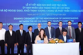 胡志明市人民委员会与英国外交和联邦事务部在胡志明市签署城市发展、建设、基础设施与交通运输领域合作备忘录。图自越通社