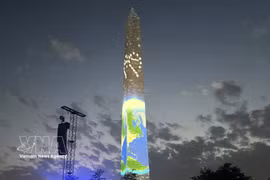 作为迎接美国建国250周年系列庆典活动的一部分，“自由250”（Freedom 250）标志与地球图案闪耀亮相华盛顿纪念碑灯光秀。图自越通社