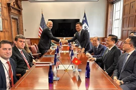 越南工贸部部长阮鸿延与美国商务部部长霍华德·卢特尼克座谈。图自越通社