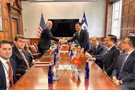越南工贸部部长阮鸿延与美国商务部部长霍华德·卢特尼克座谈。图自越通社