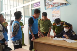 附图：有关部门严密管控婆营（Dinh Bà）国际口岸区域，旨在防范和打击非法出入境行为。图自越通社