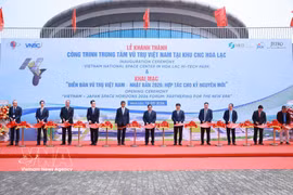 范明政总理同各位代表出席越南航天中心工程落成剪彩仪式。图自越通社