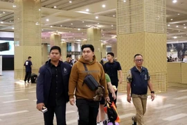 犯罪嫌疑人里法尔多·阿基诺·庞托（棕色衣服）。图自越通社