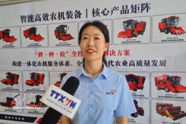山东金大丰机械有限公司代表接受越通社记者采访