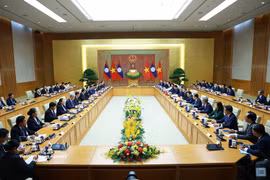 越南政府总理黎明兴与老挝人民民主共和国总理宋赛·西潘敦举行会谈。图自越通社