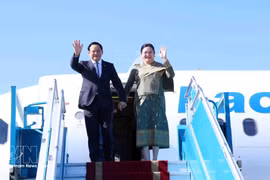 老挝总理抵达河内，开始对越南进行正式访问并出席2026年东盟未来论坛。图自越通社
