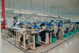 富牌工业区一家日资企业的纺织品服装生产。图自msvhue.com