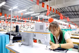 隶属于第十号服装总公司的鸿河西装厂引进应用AI技术的缝纫机用于生产。图自越通社