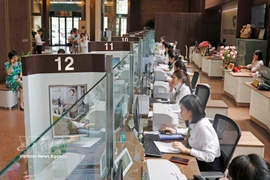 客户在越南外贸股份商业银行（Vietcombank）办理业务。图自越通社