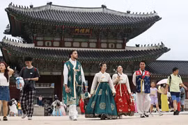 韩国首尔吸引大量国际游客。图自韩联社/越通社