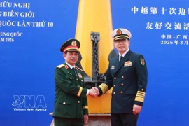 越南国防部部长潘文江大将与中国国防部长董军上将参观“海上胡志明小道”遗迹。图自越通社