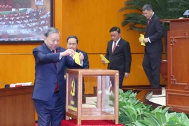 越共十四届中央政治局委员投票选举总书记职务。图自越通社