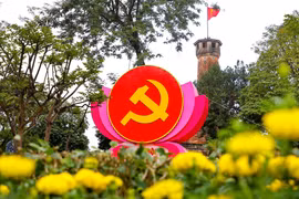 河内市各条大街上挂满迎接越共十二大横幅标语。图自越通社