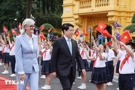 河内少年儿童挥舞着越南与澳大利亚两国国旗，热烈欢迎澳大利亚总督萨姆·莫斯廷（Sam Mostyn）及其丈夫对越南进行国事访问。图自越通社