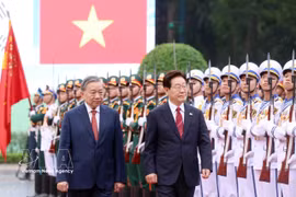 越共中央总书记、国家主席苏林与韩国总统李在明检阅仪仗队。图自越通社