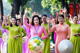 培养新时代越南妇女 使其真正成为发展的动力