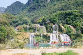 板约-德天瀑布——增进越中两国人民友谊的纽带。图自越通社