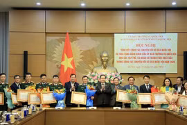 越南国会主席陈青敏向数字化转型优异集体及个人颁奖。图自越通社