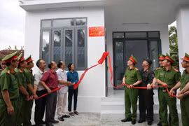 庆和省公安向灾民移交新建住房。图自越通社