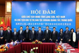 越南谅山省委副书记、省人民委员会主席阮景全与中国广西壮族自治区党委副书记、自治区人民政府主席韦韬会谈。图自越通社