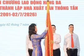 越南文化体育与旅游部部长林氏芳清向通讯出版社授予了三级劳动勋章。图自越通社