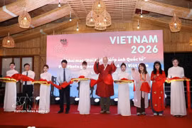 各位代表共同为展览剪彩。图自越通社