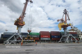 货轮在海防港股份公司旗下的码头靠岸作业。图自越通社