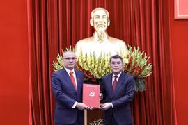 越共中央政治局委员、中央书记处书记、中央组织部部长黎明兴向范大洋同志颁发任命决定。图自越通社