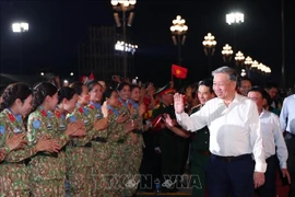 越共中央总书记苏林出席《在光荣的旗帜下》政论艺术活动。图自越通社