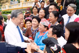 越共中央总书记、国家主席苏林会见全国民族地区的村寨族长、元老、艺人及乡贤代表。图自越通社