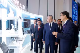越共中央总书记、国家主席苏林听取关于中国—东盟人工智能（AI）应用合作中心的介绍。图自越通社