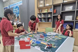 河内市南门坊征王初中学生对应用人工智能编程的机器人产品深感兴趣。图自越通社