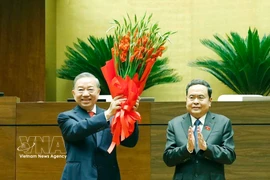 越南国会主席陈青敏向国家主席苏林送花祝贺。图自越通社