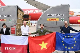 波兰向越南得乐省受灾民众提供人道主义援助物资。图自越通社