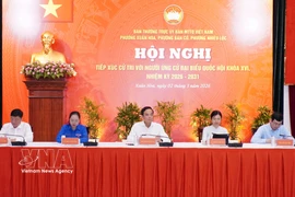 越南祖国阵线委员会胡志明市春和坊、棋盘坊及饶禄坊常务委员会联合举行第十六届国会代表候选人与第六选区选民的接触会议。图自越通社