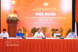 越南祖国阵线委员会胡志明市春和坊、棋盘坊及饶禄坊常务委员会联合举行第十六届国会代表候选人与第六选区选民的接触会议。图自越通社