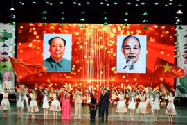 歌颂越中睦邻友好情谊的文艺节目传递两国关系美好前景的信息。图自越通社