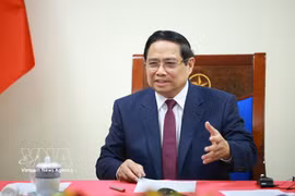 越南总理范明政与阿尔及利亚总理通电话。图自越通社