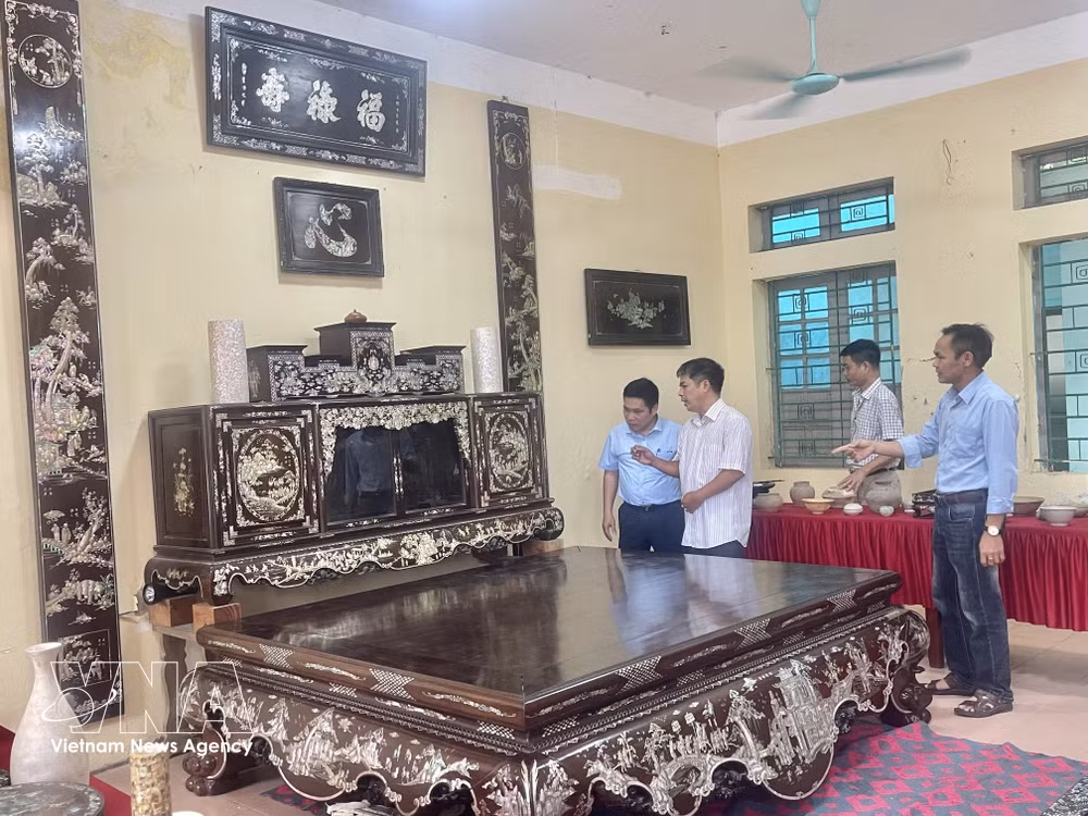 vnanet-nghe-nhan-vu-van-vinh-xa-chuyen-my-gioi-thieu-voi-khach-bo-sap-tu-che-hoanh-phi-cau-doi-kham-trai-son-mai-cua-gia-dinh-co-gia-hon-3-ty-dong-anh-tuyet-mai-ttxvn.jpg