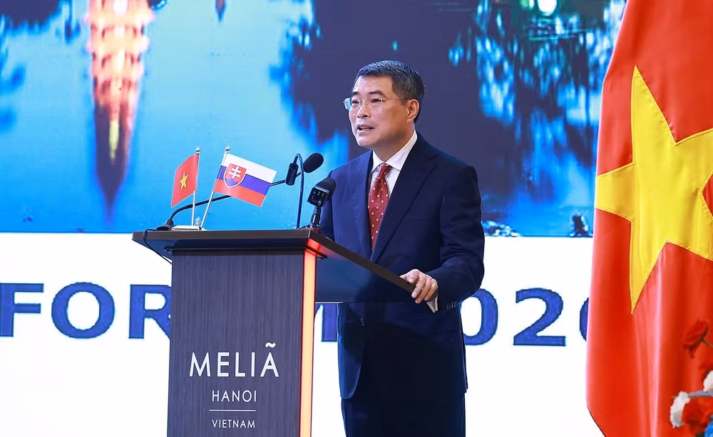 vnanet-thu-tuong-le-minh-hung-va-thu-tuong-robert-fico-du-dien-dan-doanh-nghiep-slovakia-viet-nam-8698164.jpg
